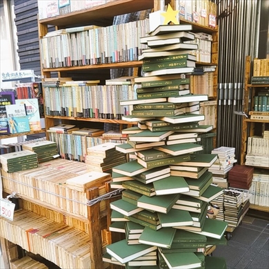 本のクリスマスツリー 神保町 古書店