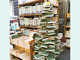 「バツグンのセンス！」「サンタさんも二度見」　神保町の古書店が作った“本のクリスマスツリー”が話題に