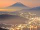 夜明け前の空に浮かぶ富士山　長野県の「高ボッチ高原」で撮影された絶景に「幻想的」「美しい」の声