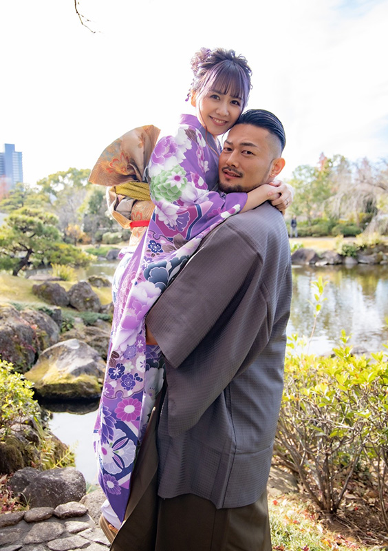 元akb48佐藤すみれ K 1愛鷹亮 結婚 和装の 抱っこショット で幸せ報告 ねとらぼ