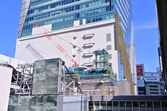渋谷駅前が 重機大博覧会 状態でアツい 複数のクレーンが並ぶ建設現場の写真がかっこいい ねとらぼ