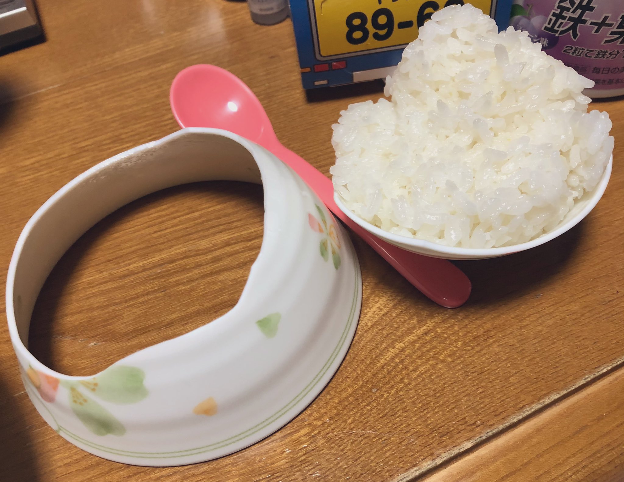 どうしてこうなった 茶碗を持ち上げたら割れて“ご飯がついてこなかった 