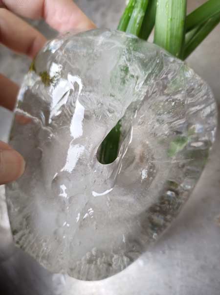 寒すぎて花瓶が パリンッ 芸術的なほどキレイに割れた 水は凍ると膨張する がよく分かる写真が話題に ねとらぼ