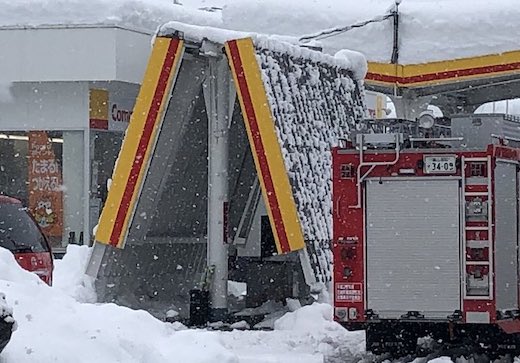 折りたたみ式かと思った 大雪でガソリンスタンドの屋根が真っ二つに折れる 富山で撮影された衝撃写真がtwitterで話題に ねとらぼ