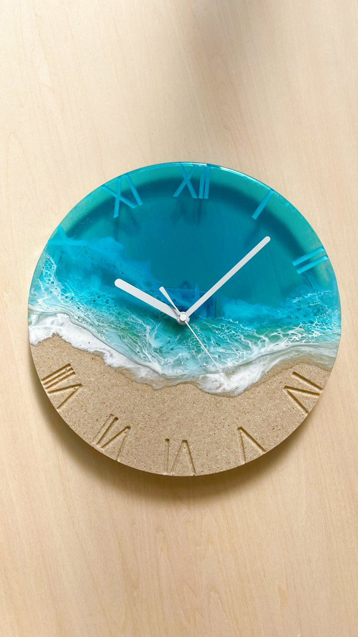 濡れた砂浜にシュワシュワな波海レジン　壁掛け時計　インテリア