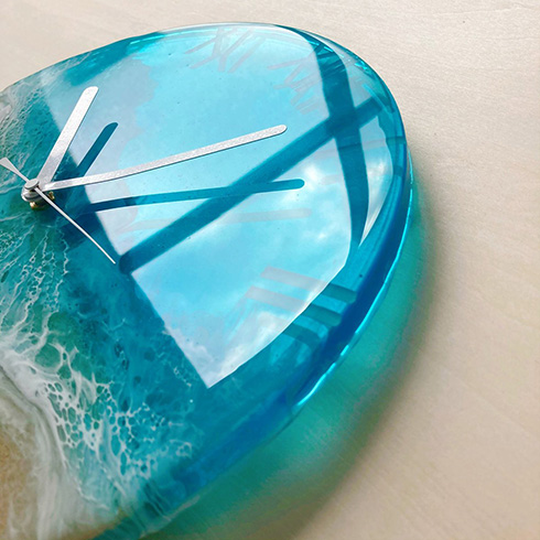 波打ち際の時間を切り取った 時計アート が美しすぎる ターコイズブルーの海をレジンで表現 1 2 ページ ねとらぼ