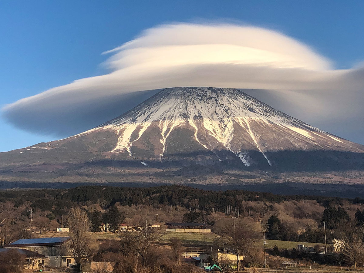 怖いくらい神秘的 なにこれ神々しい 富士山に巨大な笠雲が降臨 1 2 ページ ねとらぼ