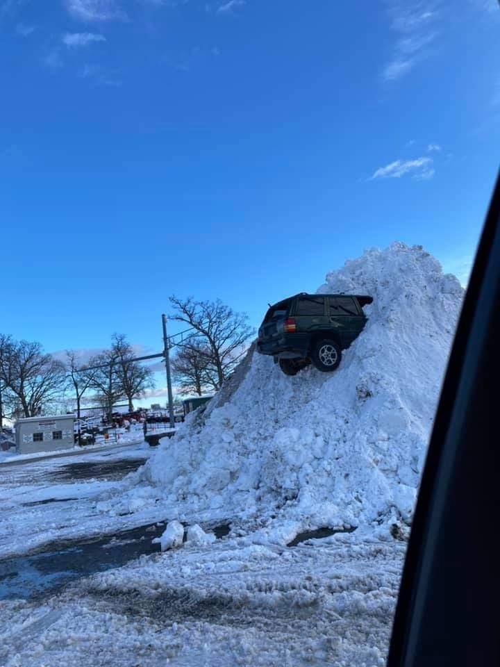 高く積みあがった雪に突き刺さったクルマが見つかる 約3 6メートルの位置になぜ ねとらぼ