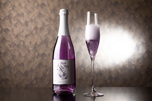 紫推しのお祝いに……　天然の酸化防止剤を添加したワインがおしゃれ