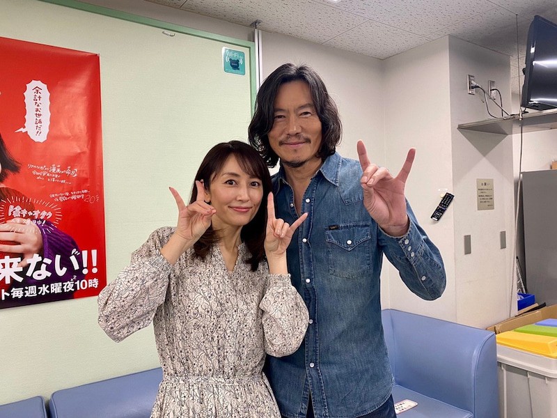 矢田亜希子 豊川悦司 ドラマ ウチカレ で26年ぶりの共演 キツネポーズ 2ショットに反響 1 2 ページ ねとらぼ