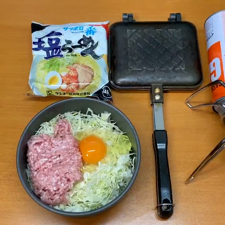 ホットサンドメーカーで焼く サッポロ一番あんかけハンバーグ が悪魔的発想 サクサクジューシーな最強レベルのキャンプ飯 1 2 ページ ねとらぼ