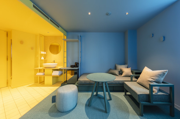 ブルー ピンク 壁や家具をカラフルな色で統一した客室が非日常的 東京 Toggle Hotel Suidobashi が宿泊予約を開始 1 2 ページ ねとらぼ