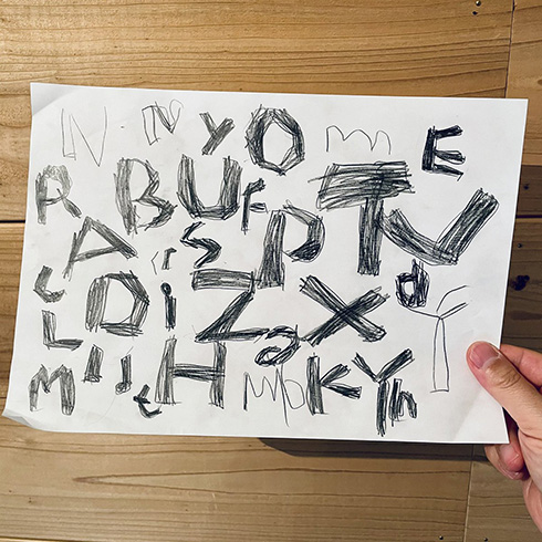 息子が手がけたアルファベットの落書きを「味がある」と母→ネットプリントで布生地に　ハイセンスな図書バッグに仕立ててしまう