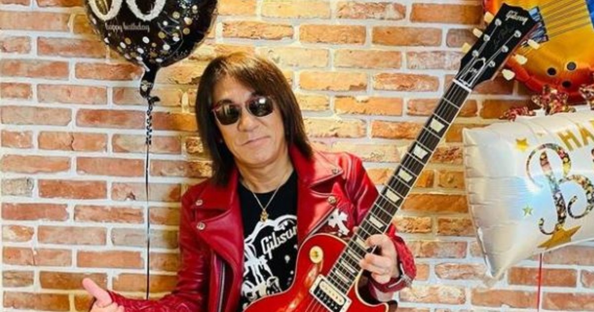 B'z・松本孝弘が60歳に！ 赤い革ジャン＆ギターのクールショットに