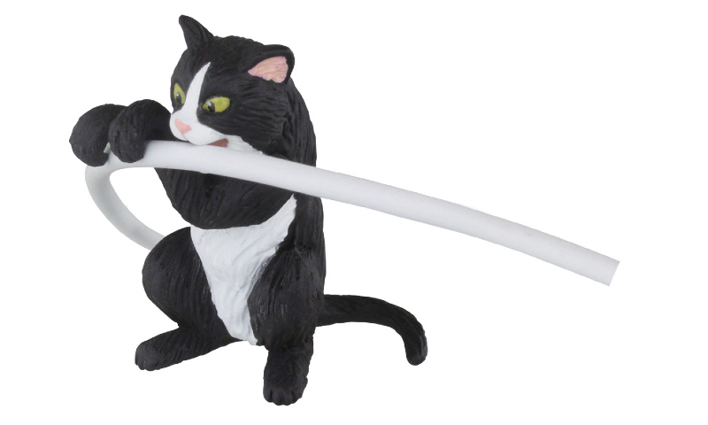 猫がケーブルに引き寄せられる習性を再現 カプセルトイ 猫とケーブル が集めて並べたくなるかわいさ ねとらぼ