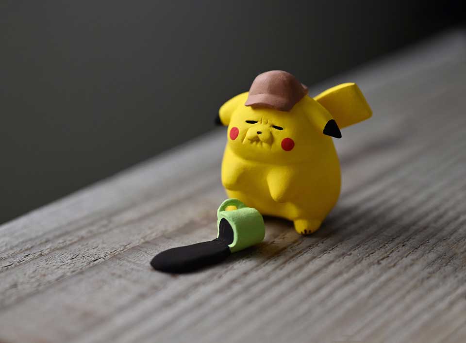 なんて切ない表情 コーヒーをこぼしたピカチュウ の置物がじわじわくるかわいさ ねとらぼ