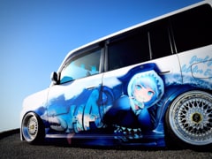 a！」っと驚くハイクオリティ 「ホロライブEN」がうる・ぐら仕様の痛車 