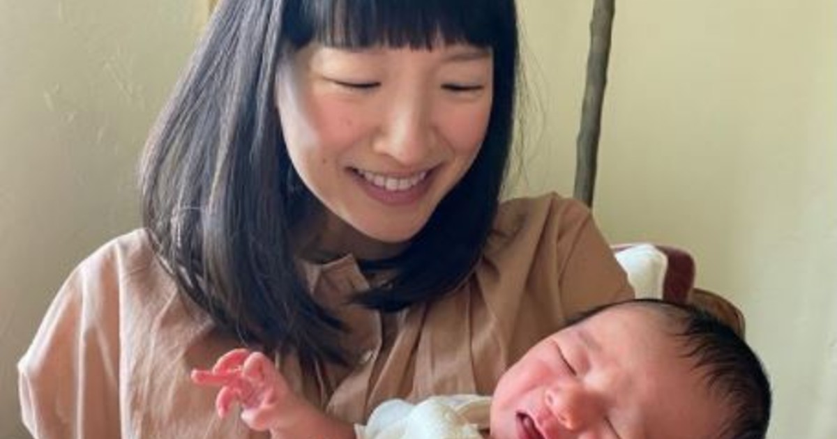 こんまり 近藤麻理恵 長男を抱っこした2ショットをインスタ初公開 初めての男の子育児でバタバタする毎日 1 2 ページ ねとらぼ