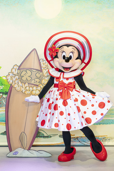 東京ディズニーランド「ミニーのスタイルスタジオ」に夏衣装のミニーが初登場！ ちょっぴりレトロなワンピースに身を包んだミニーマウスがキュートです -  ねとらぼ