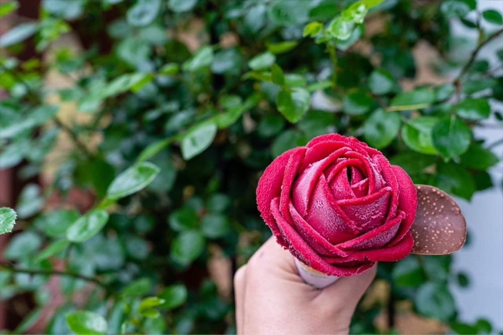 本物の薔薇みたい アイスで作られた バラ が 食べるのもったいないほど綺麗 だと話題に 1 2 ページ ねとらぼ