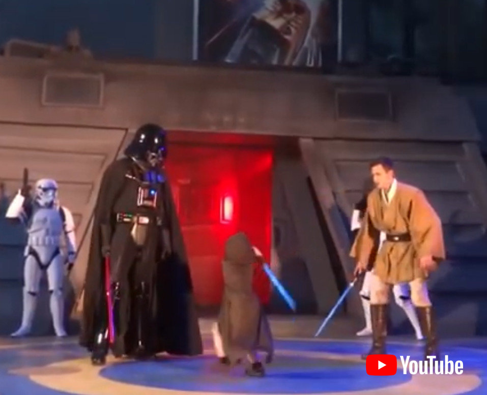 宿敵ダース ベイダーに立ち向かう男の子 フォースを使い小さなジェダイが観客を沸かす 1 2 ページ ねとらぼ