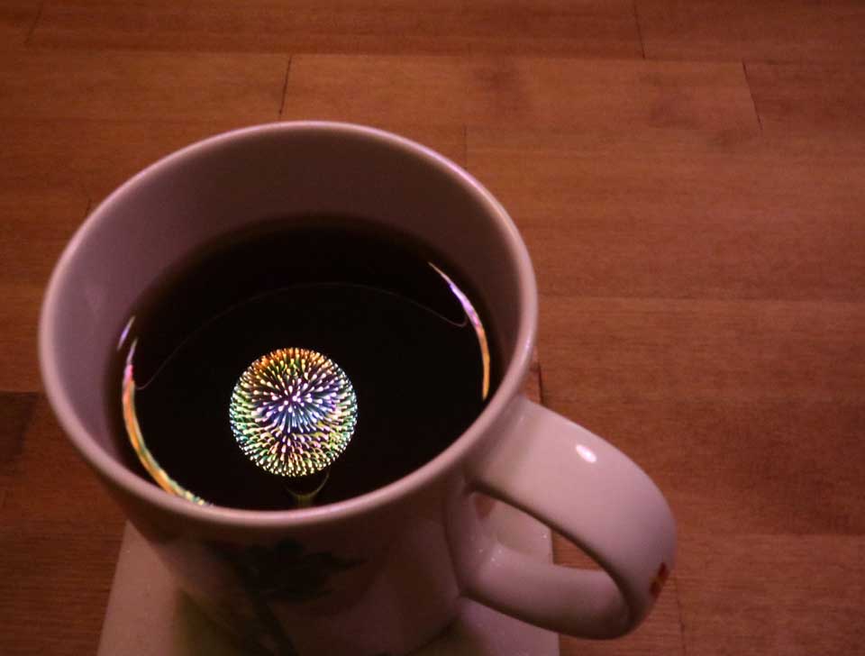 お茶に映り込んだ 花火 にうっとり マグカップに浮かぶled花火電球の写真がステキ 1 2 ページ ねとらぼ