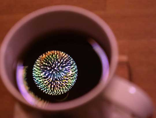 お茶 マグカップに映る光 花火電球 綺麗