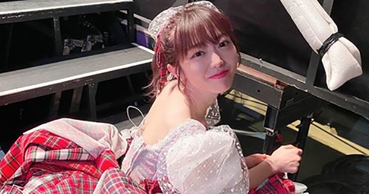 ついに来ましたか とうとう 峯岸みなみ たかみな こじはるに見守られ 壁写外し で約15年半の活動を締めくくる 1 2 ページ ねとらぼ