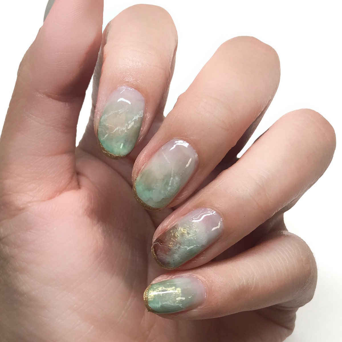 透き通る緑の天然石 アマゾナイトをそのままネイルに 9種類のポリッシュで表現した 天然石ネイル の再現度がすごい 1 2 ページ ねとらぼ