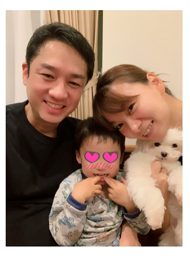 保田圭 結婚8周年の 青銅婚式 で家族ショット 家でのすっぴんに苦笑 少しくらいメイクしなきゃ 1 2 ページ ねとらぼ