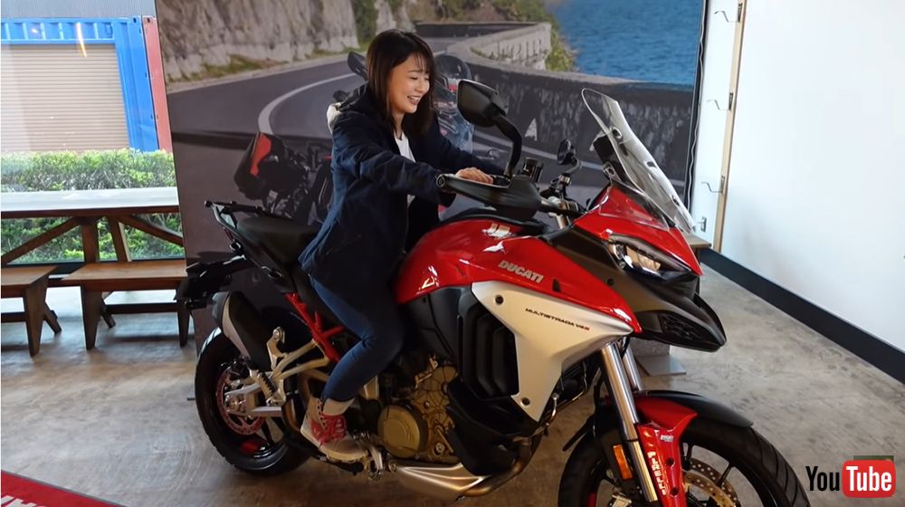 大っきすぎっ 元akb48のバイク女子 平嶋夏海 南箱根のライダー聖地で巨大バイクに試乗 足とどかない 1 2 ページ ねとらぼ