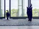 美術館に侵入する黒猫と警備員の攻防戦、4年の時を経て…… 「また来たニャ」な猫ちゃんと優しいスタッフのやりとりがあたたかい