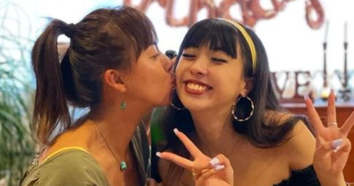 田中律子 23歳迎えた娘と 頬キス 2ショット ファンからは 親子に見えない 美しい姉妹のようなお2人 の声 2 2 ページ ねとらぼ