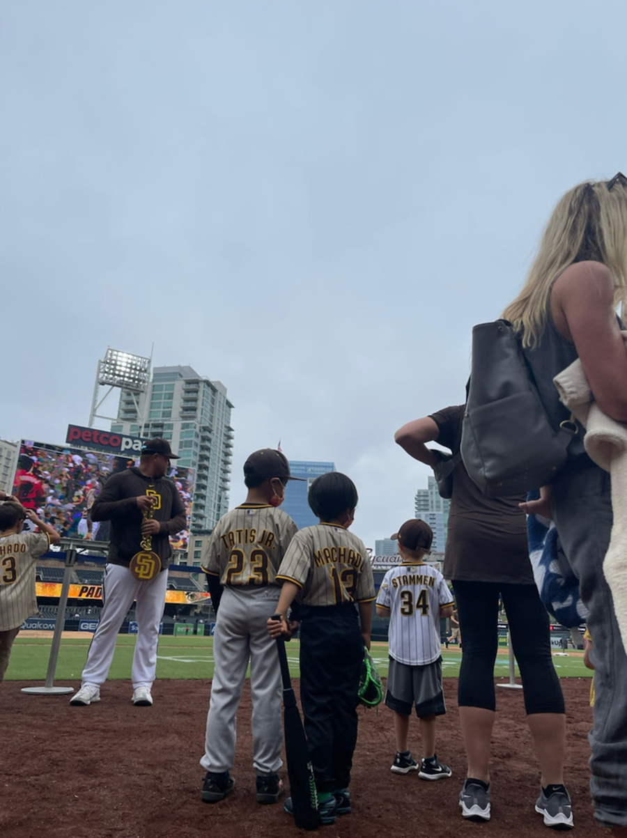 ダルビッシュ聖子 ドキドキなダルビッシュ兄弟 パパ登板日のサプライズに ワクワク感伝わるユニフォーム姿公開 ねとらぼ