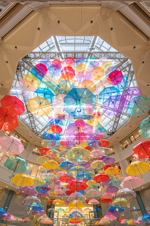 天に昇るようなカラフルな傘　展示「アンブレラスカイ」が綺麗すぎる