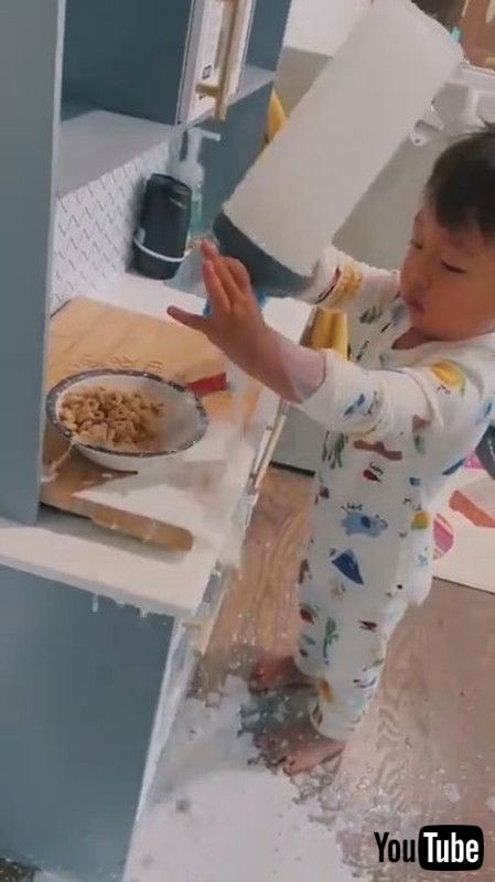 牛乳 ザバァ 1歳の男の子のシリアル作りが豪快すぎて笑うしかない 1 2 ページ ねとらぼ