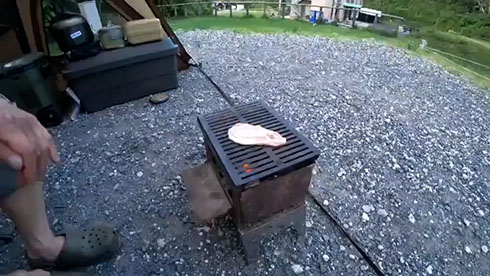肉を焼いています