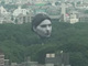 東京の空に「巨大な人間の顔」が飛来!?　奇妙な夢のような光景に「めっちゃ怖い」「なにアレ」