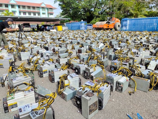 マレーシア警察、ロードローラーで1069台のPCを踏み潰す　押収したビットコイン採掘マシンを処分風景を公開 [ひよこ★]