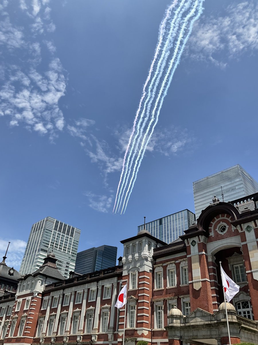 ブルーインパルス 東京上空で57年ぶりにカラーの五輪マークを描く 1 2 ページ ねとらぼ
