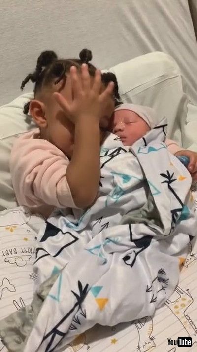 uLittle Girl Gets Emotional After Meeting Newborn Brother for First Time - 1210593v