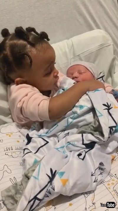「Little Girl Gets Emotional After Meeting Newborn Brother for First Time - 1210593」