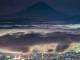 星空に浮かび上がる富士山の存在感　長野・高ボッチ高原で撮影された夜景に「極楽浄土の景色の様」「神々しい」の声