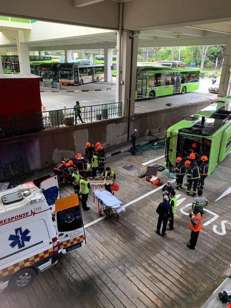 バス 転落 事故 シンガポール