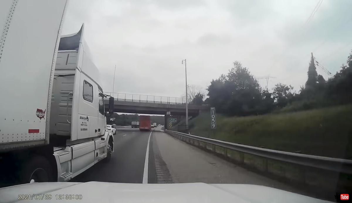ハンマーを手に近づいてくるトラック運転手 高速道路で繰り広げられた あおり運転 被害のドラレコ映像がめちゃくちゃ怖い ねとらぼ
