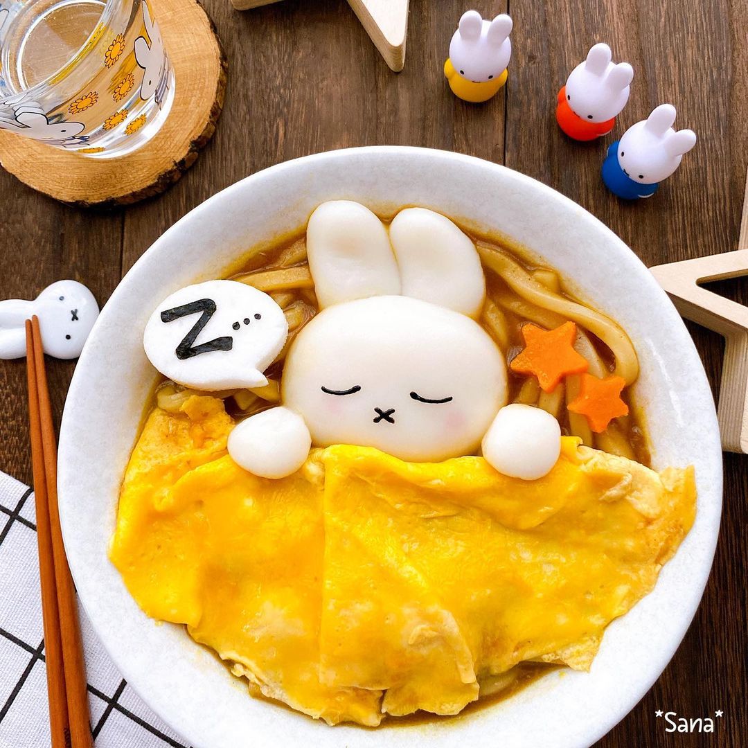 ミッフィーやスヌーピーがうどんの上でスヤスヤ 食材を布団に見立てたキャラクターフードに癒やされる 1 2 ページ ねとらぼ