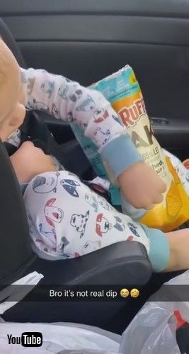 「Toddler Tries to Eat Chips With Picture of Dip Printed on Packet - 1224216」