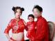 光上せあら、日中ハーフの娘＆息子のために“中国の高貴な家族写真”風マタフォト　家族3人で真っ赤なチャイナ服
