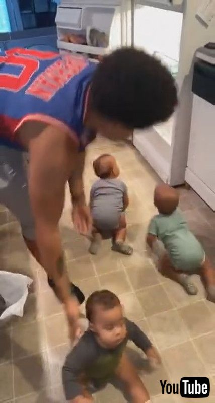 三つ子の赤ちゃんが冷蔵庫に向かって進撃 エンドレスで迫り来る赤ちゃんとママの攻防がアニメみたいで笑ってしまう 1 2 ページ ねとらぼ