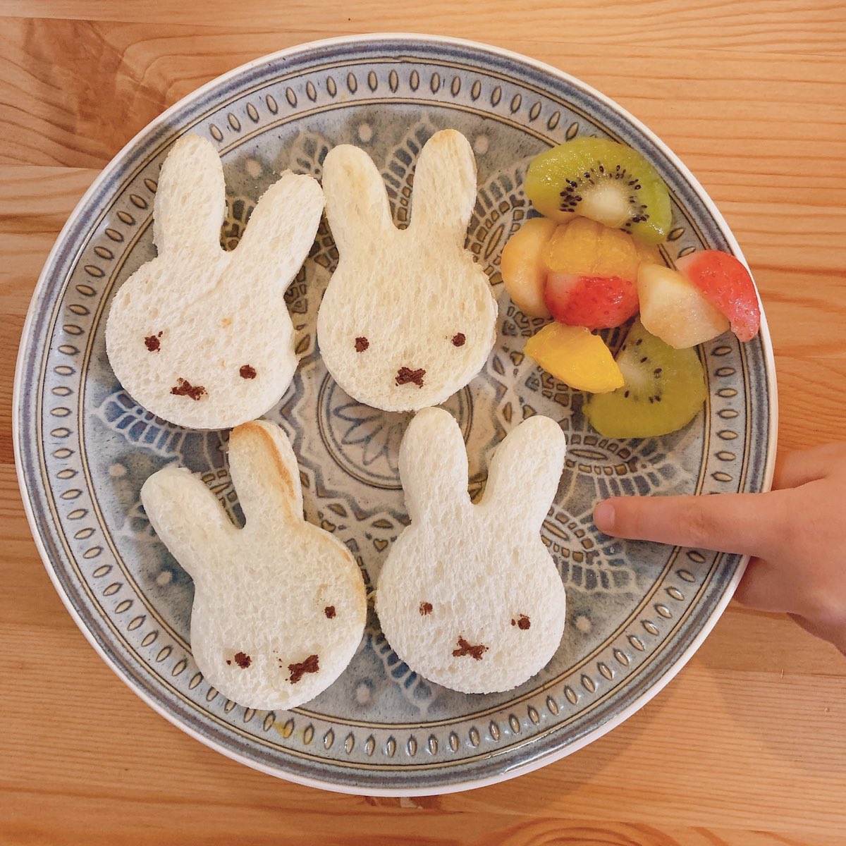 息子の朝食はかわいいミッフィーのパン それを作ったママの朝食は 食卓を写した2枚の写真に めっちゃわかる と共感が集まる 1 2 ページ ねとらぼ